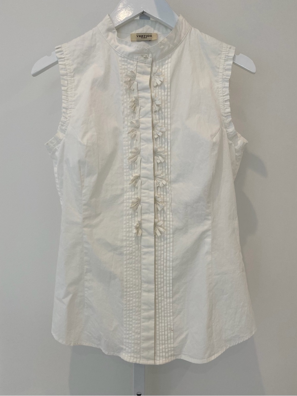 VERTIGO WHITE BUTTON DOWN SLEEVELESS TOP SIZE SMALL NWOTS!